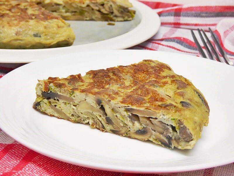 Tortilla de champiñones y ajos tiernos