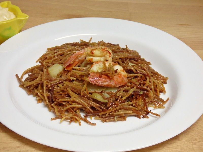 Fideos rossos con sepia y gambones