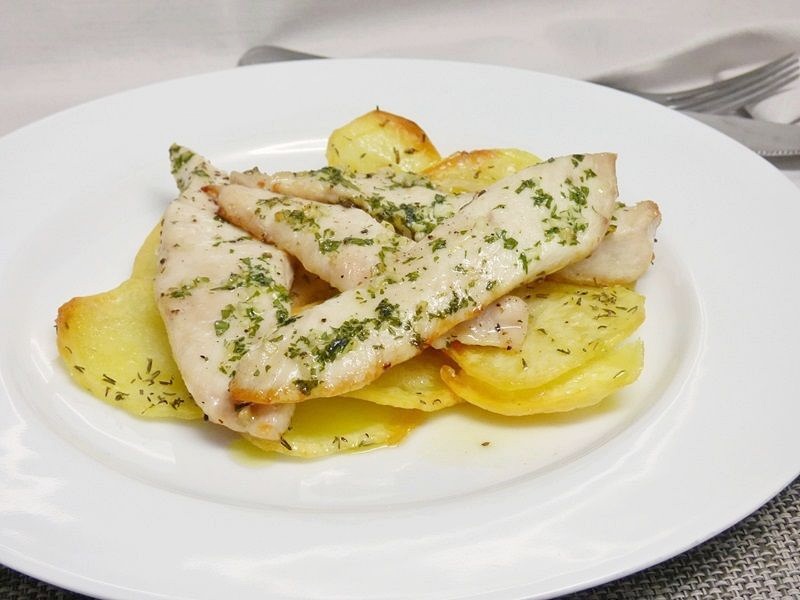 Pechugas de pollo al horno con patatas