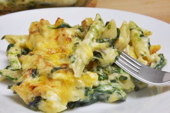 Macarrones con espinacas y queso