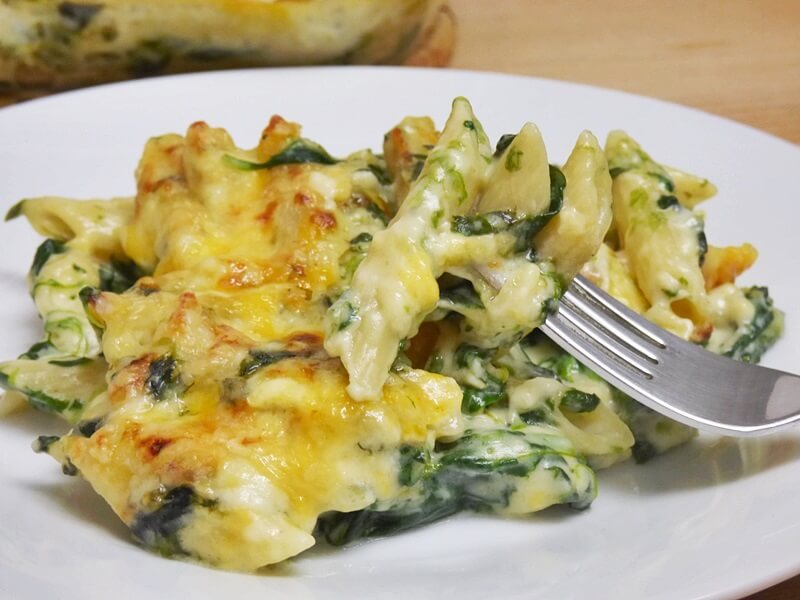 Macarrones con espinacas y queso