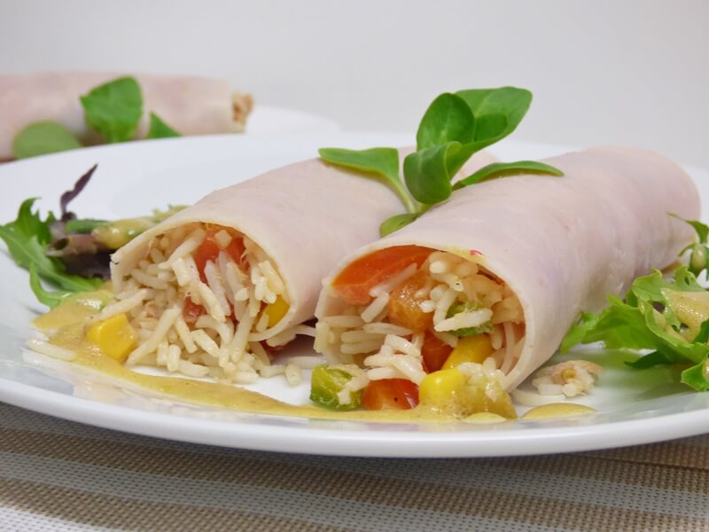 Rollitos de pavo con ensalada de arroz