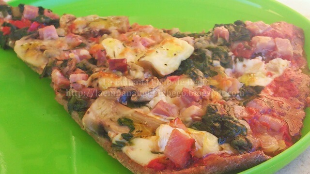 Pizza integral de verduras y jamón