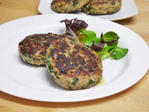 Hamburguesas de carne picada y espinacas