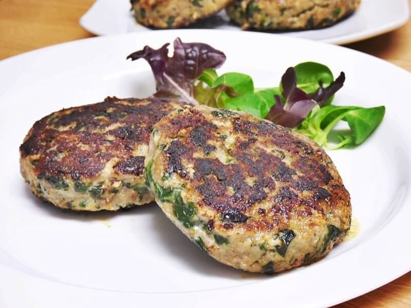 Hamburguesas de carne picada y espinacas