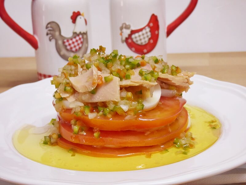 Ensalada de tomate y bonito