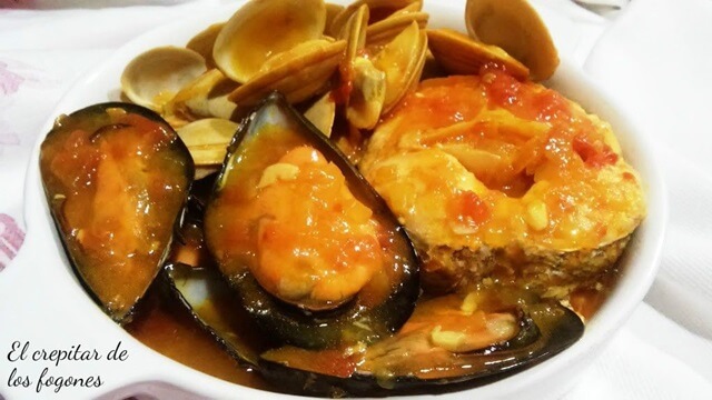 Cazuela de merluza con mejillones y almejas