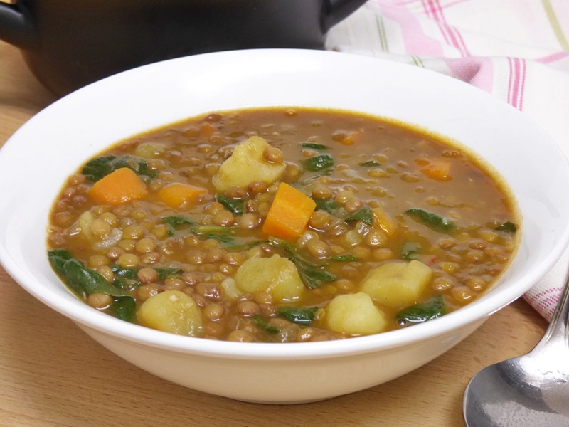 Lentejas estofadas con verduras y espinacas