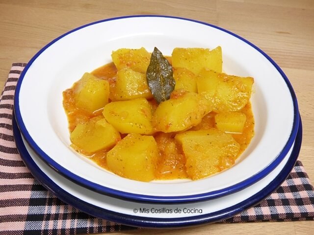 Patatas viudas con picada de almendras