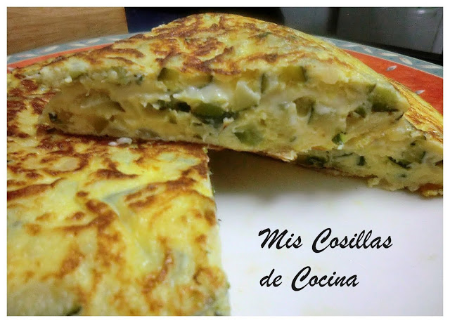 Tortilla de cebolla y calabacín rellena de queso