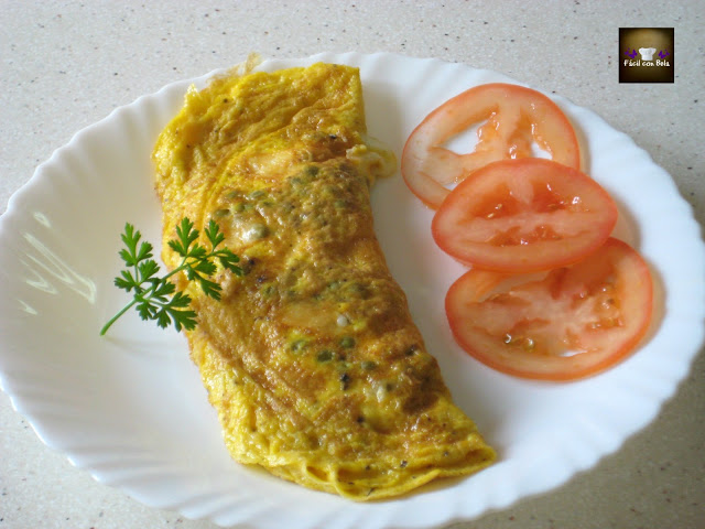 Tortilla a la francesa con guisantes y queso