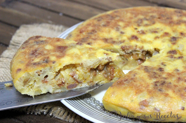 Tortilla de patatas con masa de chorizo