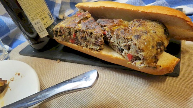 Tortilla de morcilla con queso de búfala