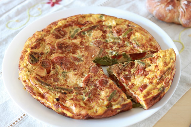 Tortilla de Tomates Cherry, Espárragos Trigueros y Salmón