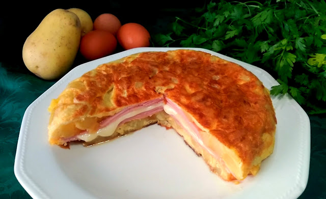 Tortilla De Patatas Rellena De Jamón Y Queso