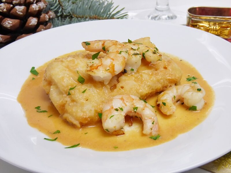 Bacalao al punto de sal con langostinos