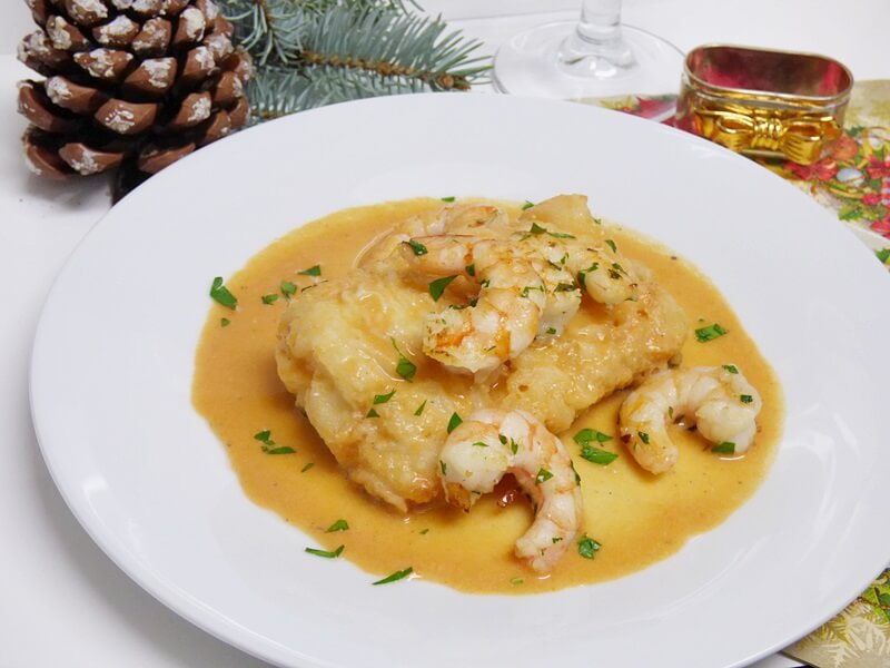 Bacalao al punto de sal con langostinos