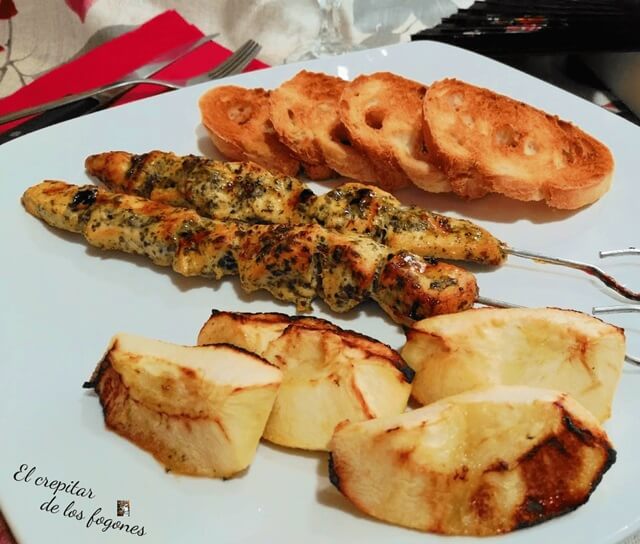 Brochetas de pollo al horno con manzana asada