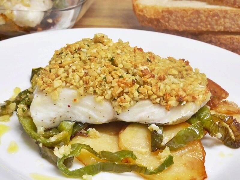 Merluza al horno con costra de almendras