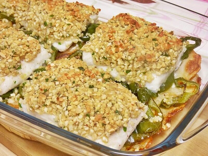 Merluza al horno con costra de almendras