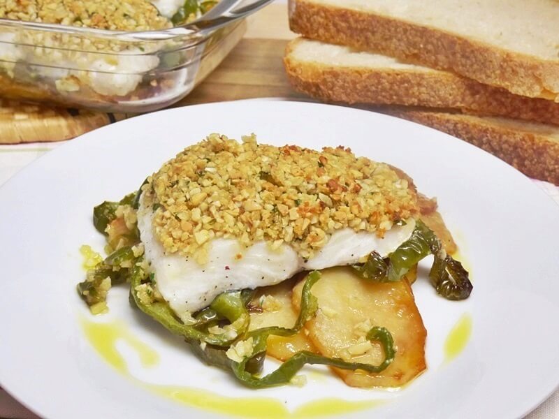 Merluza al horno con costra de almendras