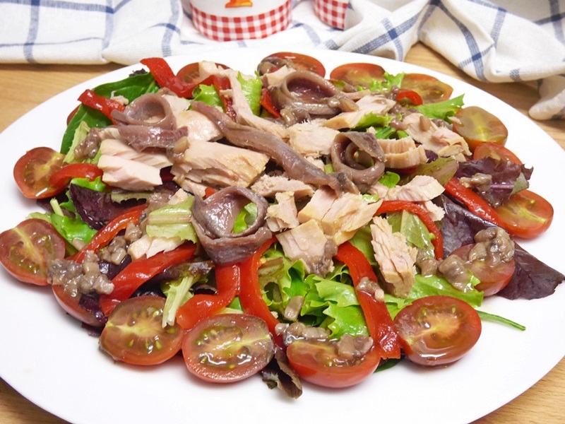 Ensalada de bonito con vinagreta de anchoas