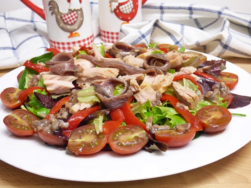 Ensalada de bonito con vinagreta de anchoas