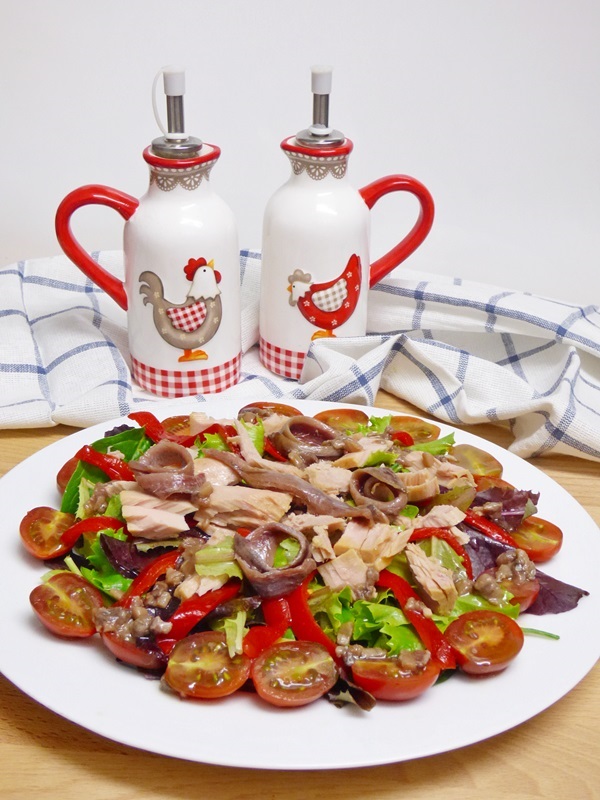 Ensalada de bonito con vinagreta de anchoas