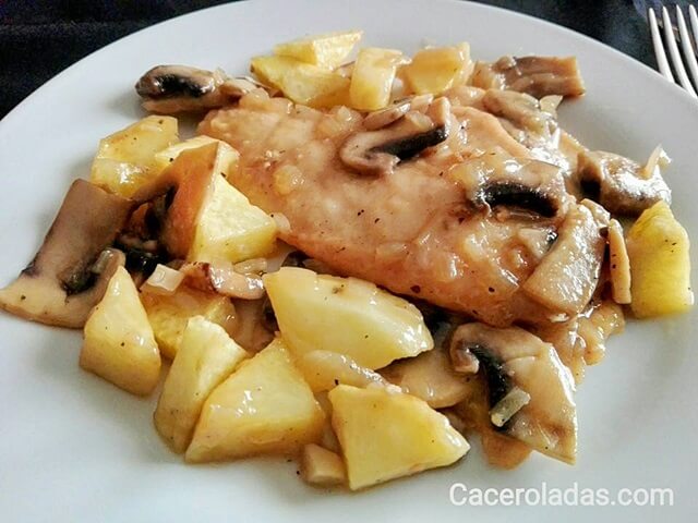 Pechugas de pollo en salsa de cerveza con champiñones y patatas