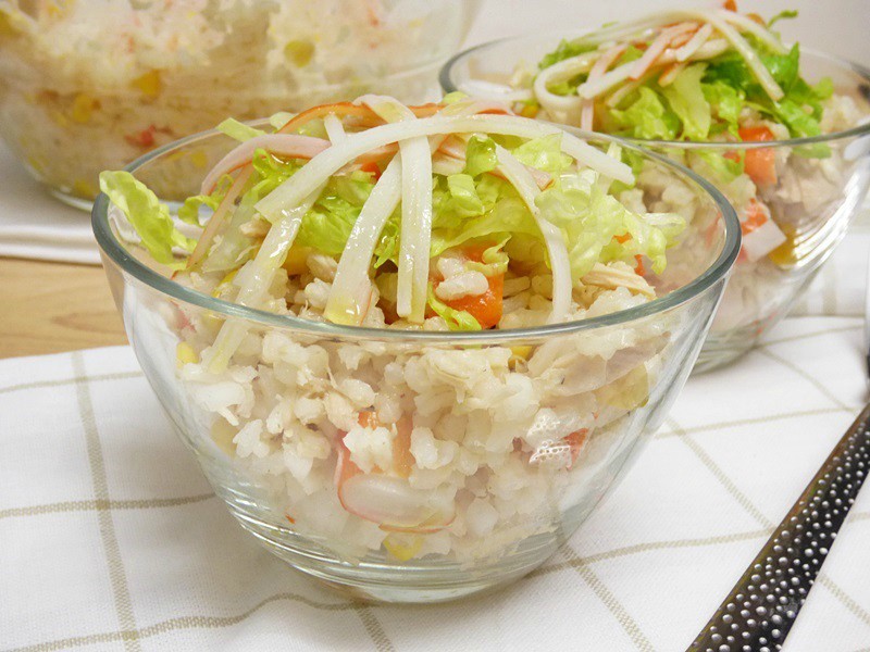 Ensalada de arroz integral con surimi y bonito