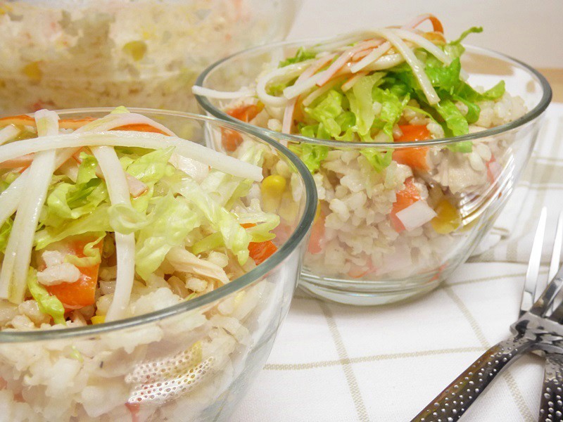 Ensalada de arroz integral con surimi y bonito