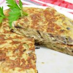 Tortilla de champiñones y ajos tiernos