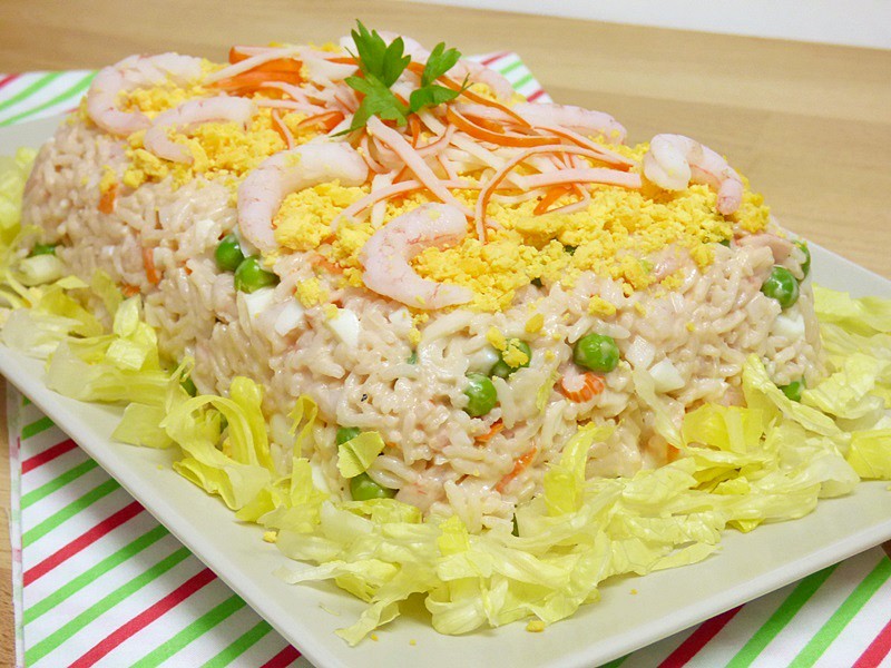 Ensaladilla de arroz con gambas y surimi