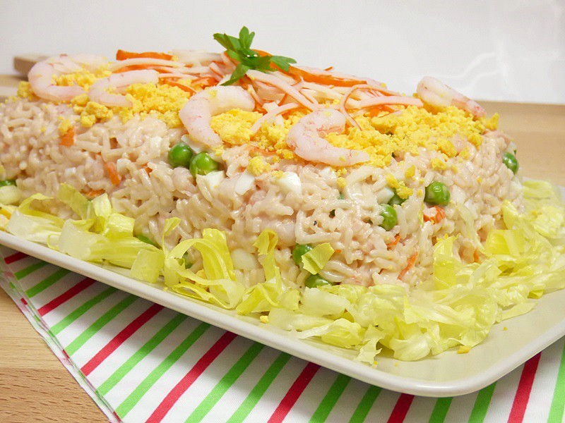 Ensaladilla de arroz con gambas y surimi