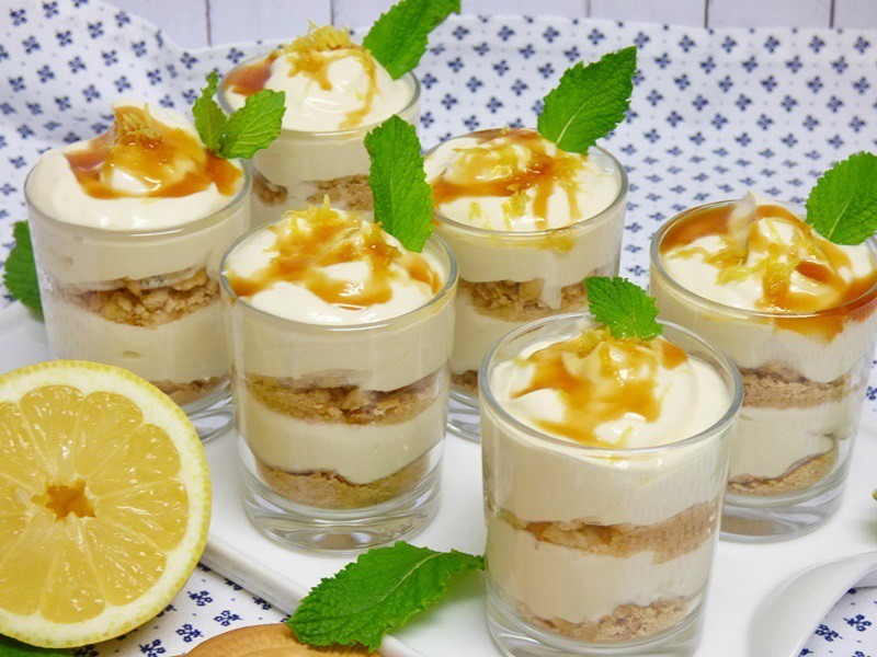 Vasitos de crema de limón y galletas