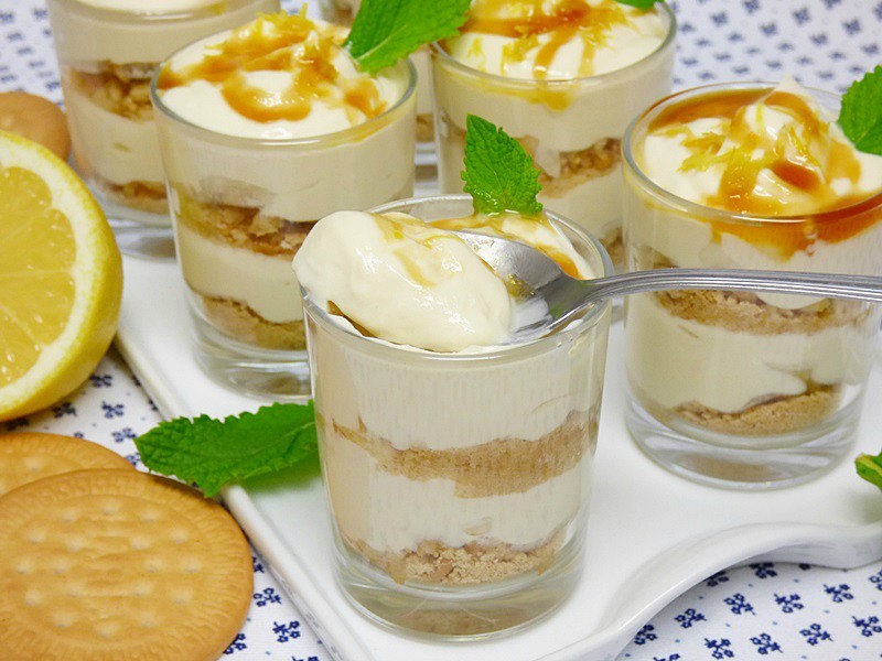 Vasitos de crema de limón y galletas