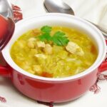 Sopa de col con pollo y garbanzos