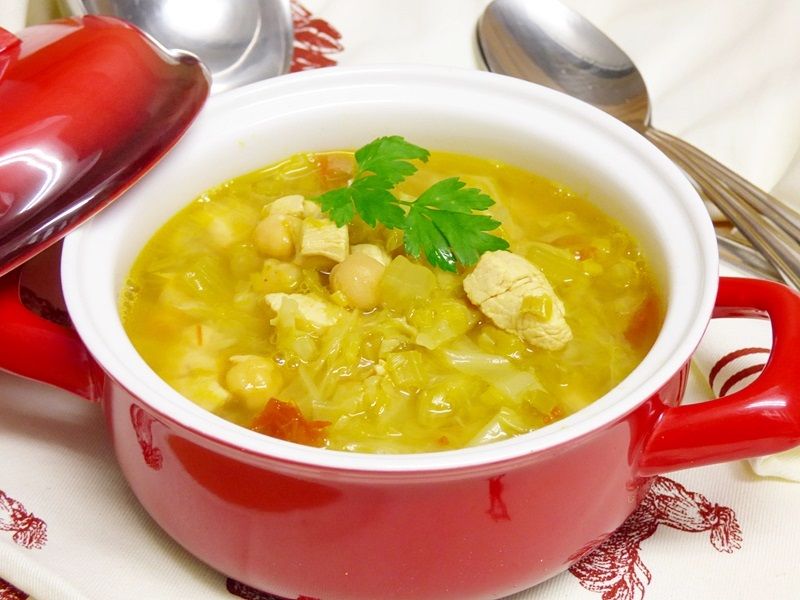 Sopa de col con pollo y garbanzos