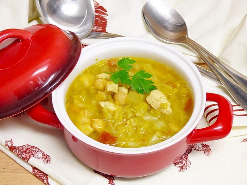 Sopa de col con pollo y garbanzos