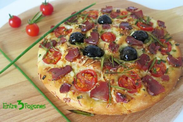 Focaccia con Tomates Cherry y Tasajo Casero