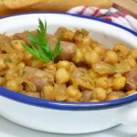 Salteado de garbanzos con salchichas