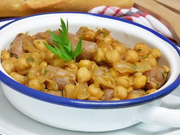 Salteado de garbanzos con salchichas