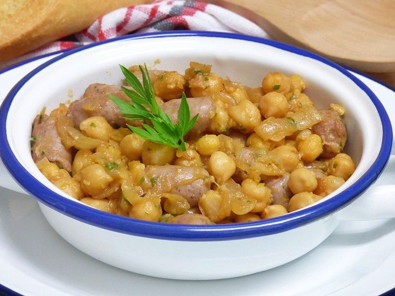 Salteado de garbanzos con salchichas