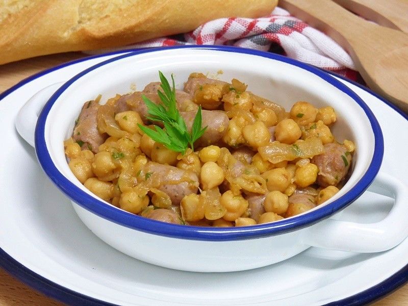 Salteado de garbanzos con salchichas