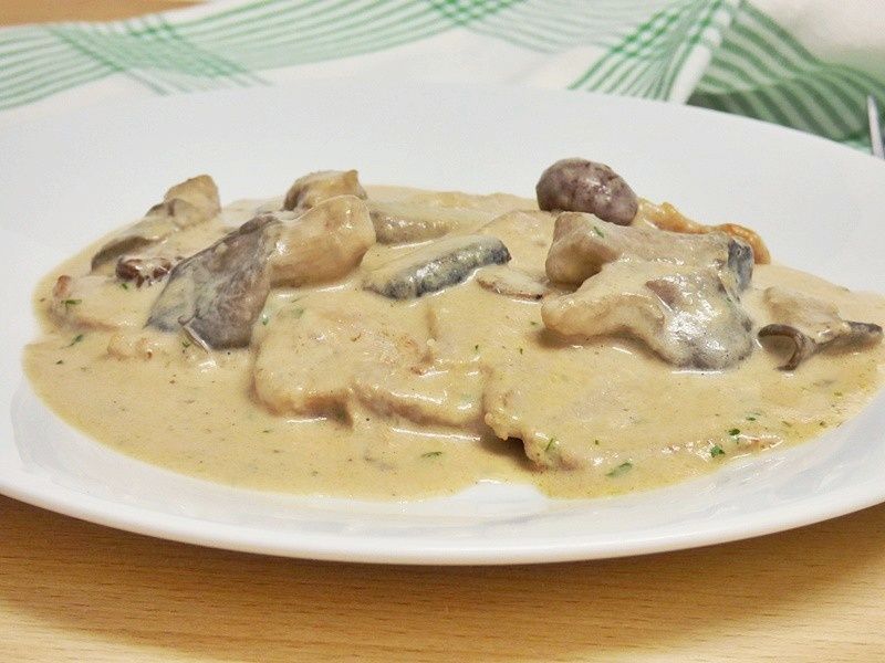 Filetes de lomo con salsa de nata y setas