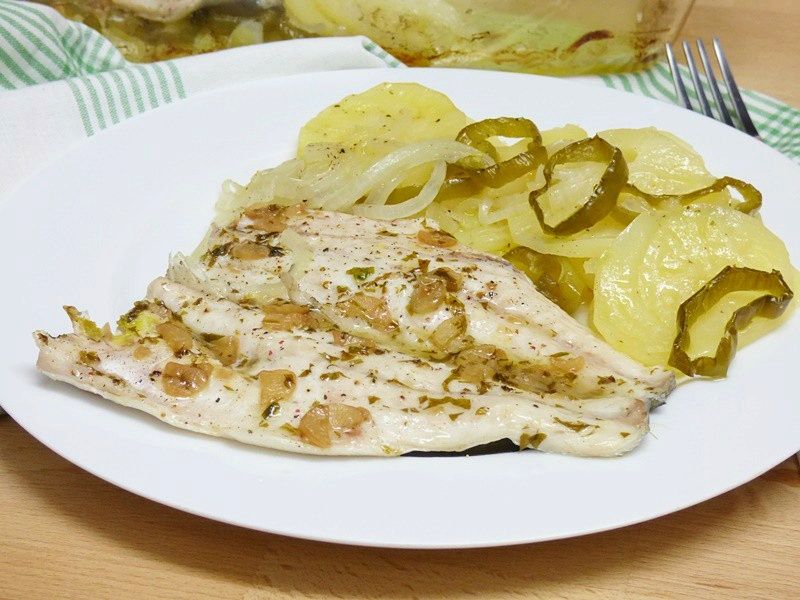 Lubina con patatas al horno