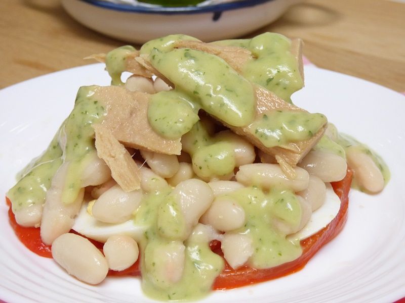 Ensalada de alubias con pimiento asado y bonito