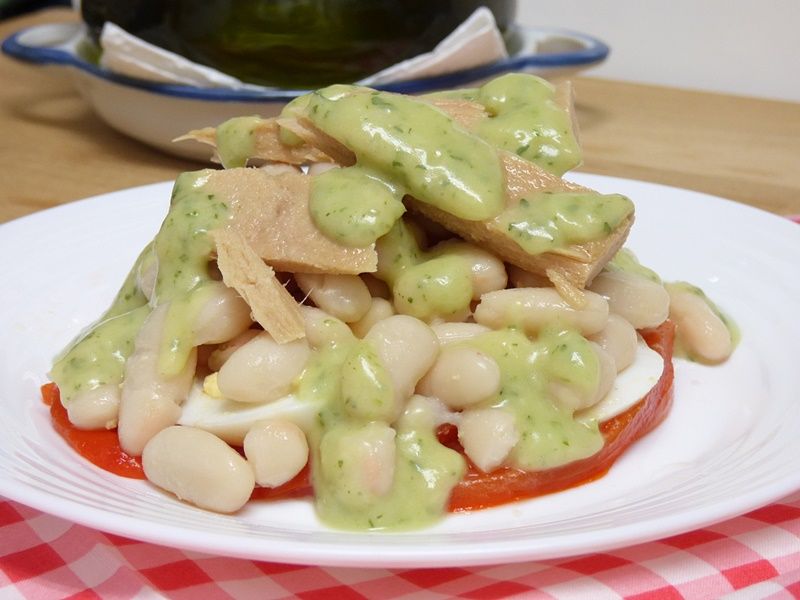 Ensalada de alubias con pimiento asado y bonito