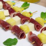 Brochetas de jamón con piña y queso