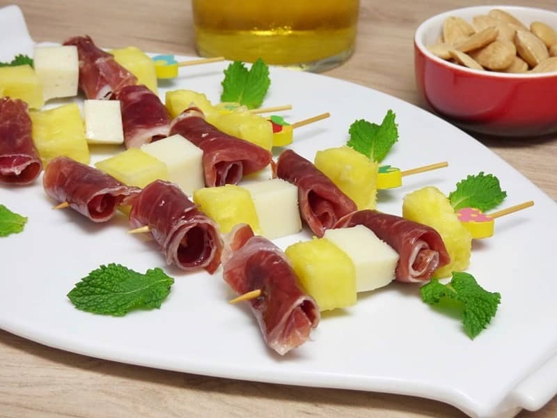 Brochetas de jamón con piña y queso